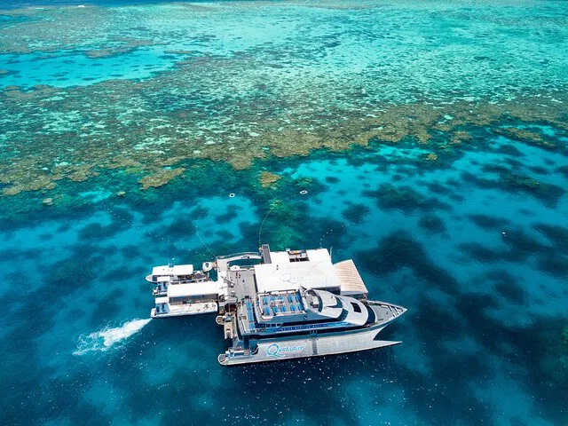 Luftaufnahme eines großen Pontons und eines Boots, die am Agincourt Reef festgemacht sind