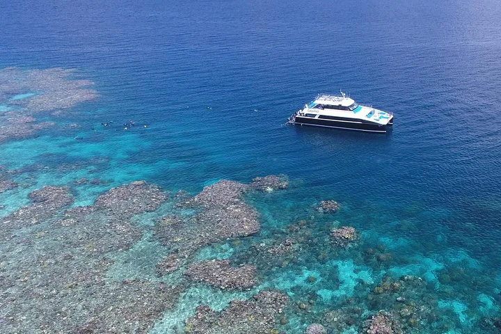 Vue aérienne du bateau Calypso ancré près du récif corallien